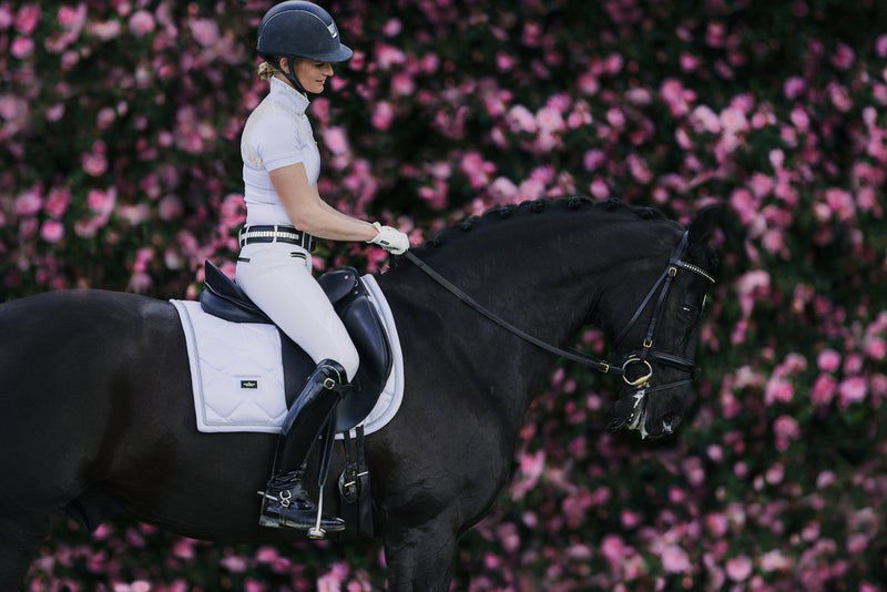 Tapis de selle Modern Blanc Dark Violet MIXTE - Equestrian Stockholm Tapis de selle Modern Blanc Dark Violet MIXTE - Equestrian Stockholm